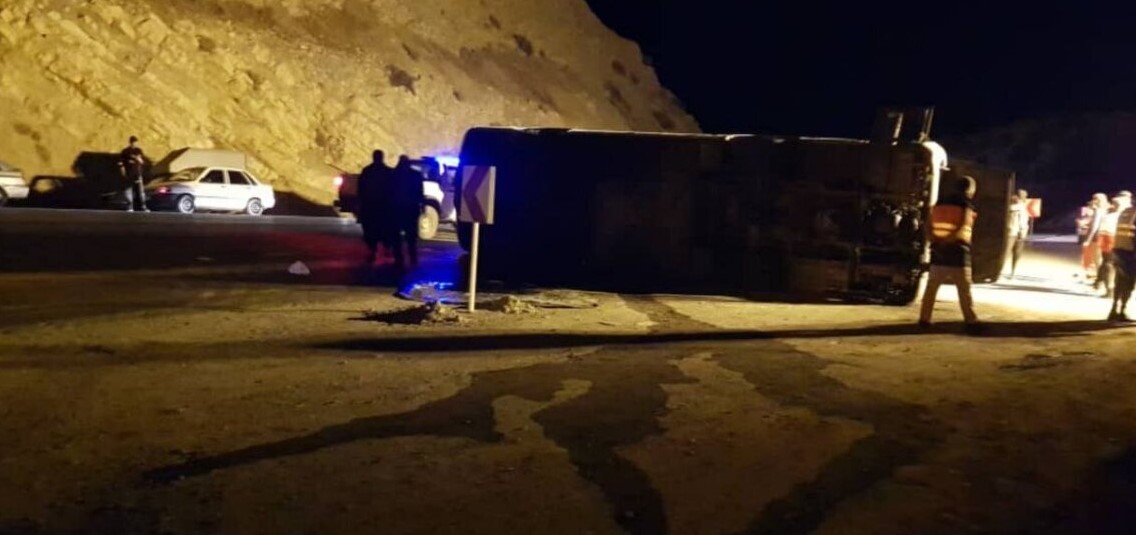 18 نفر مصدوم و یک نفر فوتی در حادثه واژگونی اتوبوس